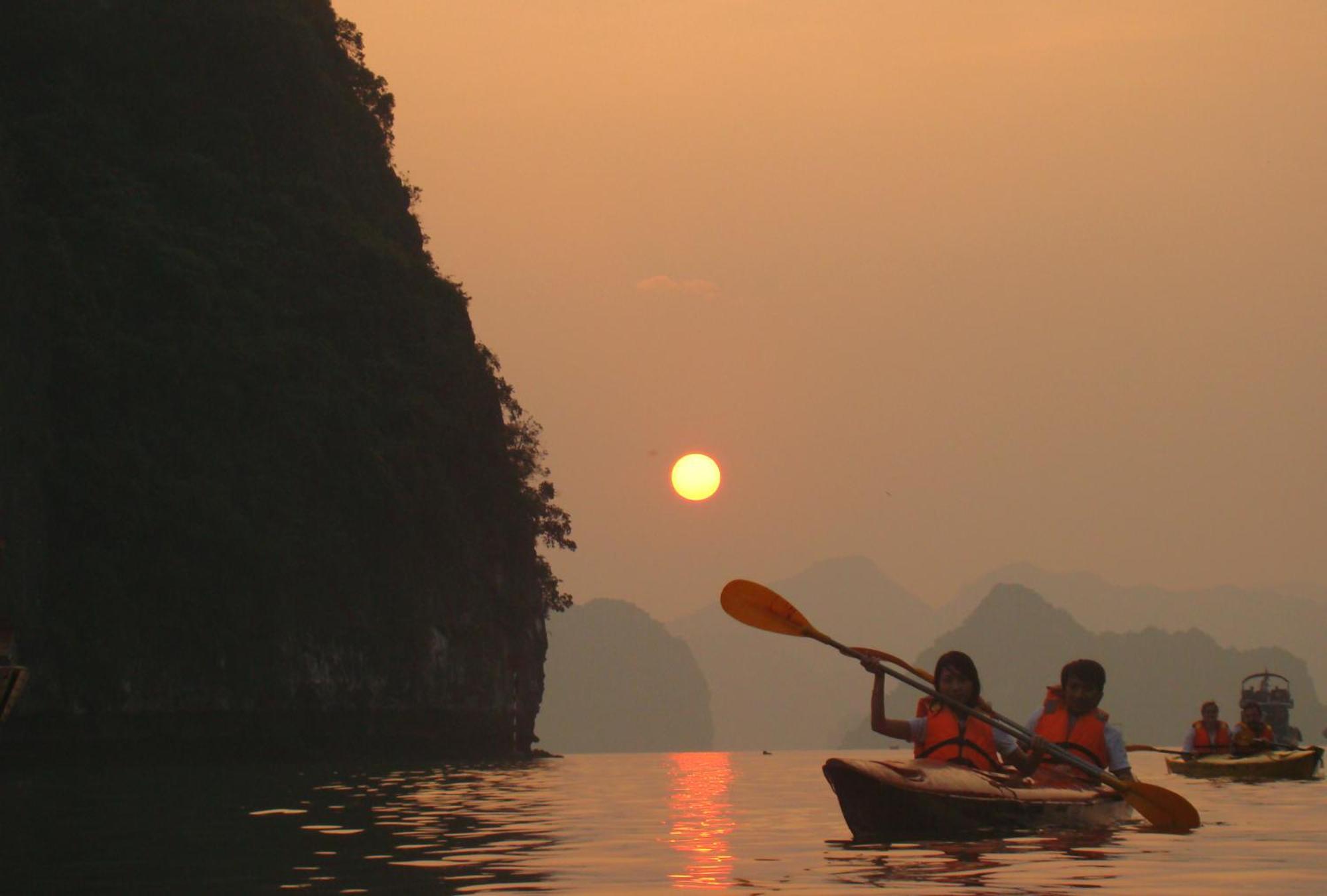Ruby Cruise Hotel Ha Long Exterior photo